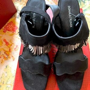 Donald Pliner fringed suede sandals size 8, chunky 3” heel. Leather/lux nubuck